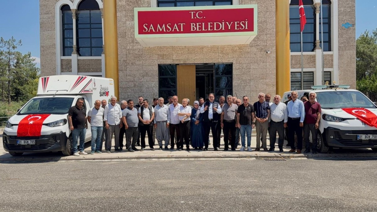 Samsat Belediye Başkanı Fırat, şahsi bütçesiyle aldığı 2 aracı belediyeye hibe etti